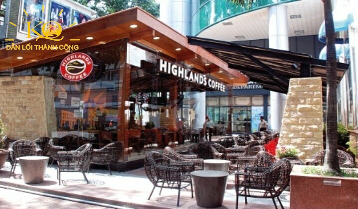 Cafe Highlands bên dưới phía ngoài tòa nhà diamond plaza
