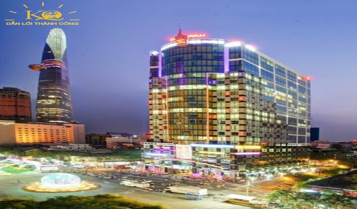 sun wah tower hình chụp vào buổi tối